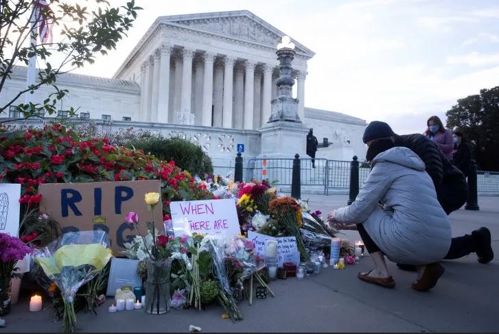 Así amaneció el Tribunal Supremo en Washington DC, Estados Unidos, este sábado. Ciudadanos dejaron flores y carteles para recordar a Ruth Bader Ginsburg, quien murió a los 87 años el viernes.
FOTO: EFE.