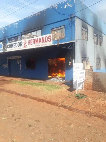 Incendio afectó un comedor y una vivienda en la ciudad de Santa Rita.Foto: Gentileza