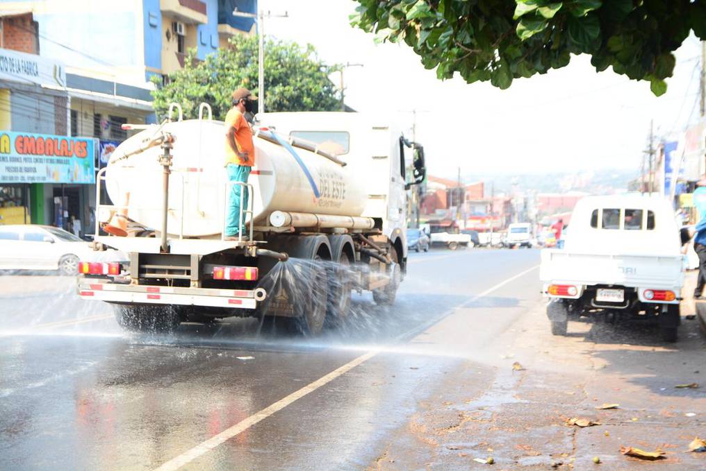 Funcionarios de la División de Fumigación intensificaron este jueves los trabajos de desinfección en el Mercado de Abasto de Ciudad del Este. Foto: Gentileza.