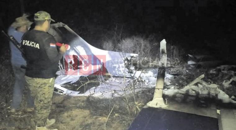 El fiscal Andrés Arriola llegó hasta la zona de Teniente Pico, en el Departamento de Boquerón, a 200 kilómetros de Mariscal Estigarribia para una intervención, tras el hallazgo de una avioneta que fue incinerada. Foto. Gentileza.