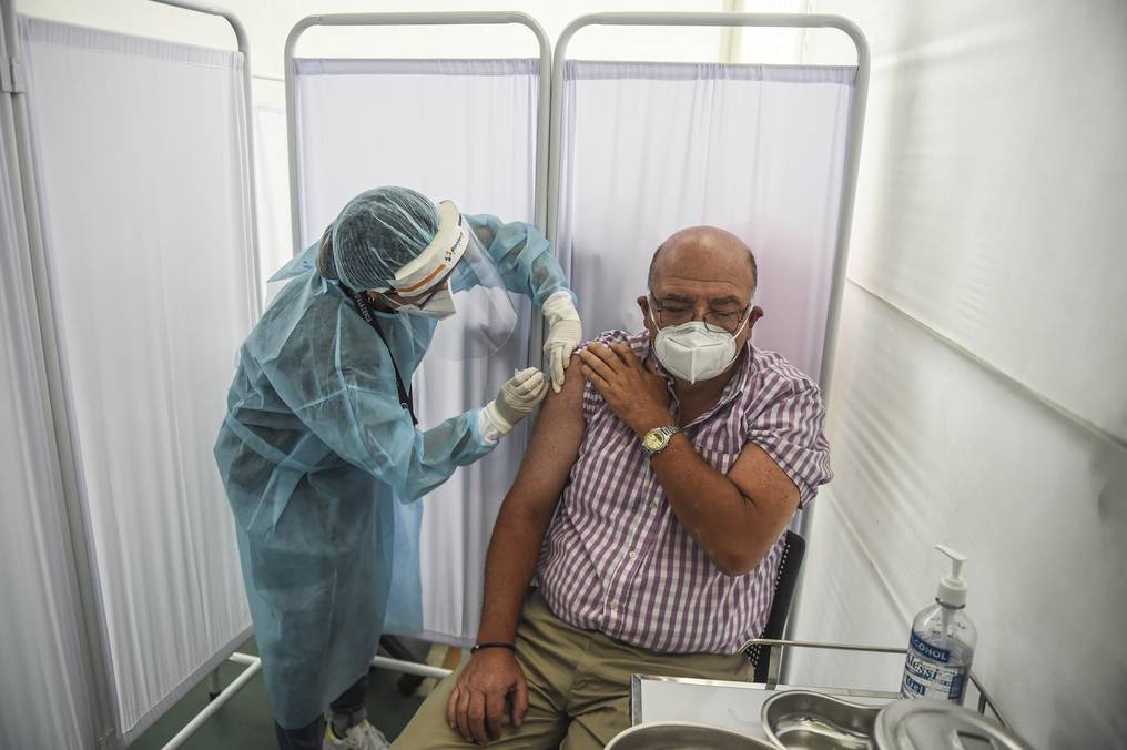 El Instituto Nacional de Salud (INS) decidió la paralización temporal del estudio, ante la detección de problemas neurológicos en un voluntario. Foto: AFP.