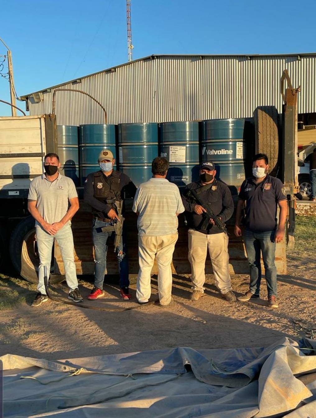 El camión transportaba 80 tambores de 200 litros de metal con acetona. Quedó detenido el chofer. Foto: Gentileza.