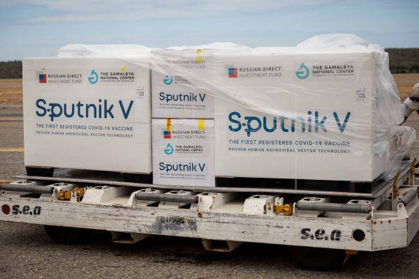 Las cajas con las primeras vacunas Sputnik V en el Aeropuerto Internacional de Maiquetía (Venezuela). Foto: EFE.