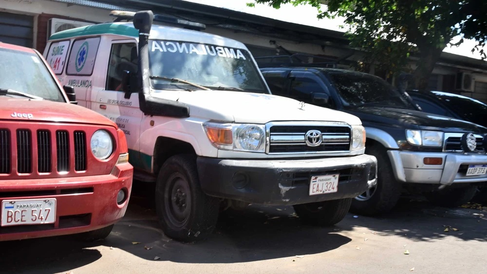 Ambulancia de SEME estacionada en el Hospital de Barrio Obrero. Foto: ÚH/RENATO DELGADO.